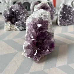 Smuk og unik druzy ametystklynge � 523 g r� krystal fra Uruguay 10 x 7,5 cm