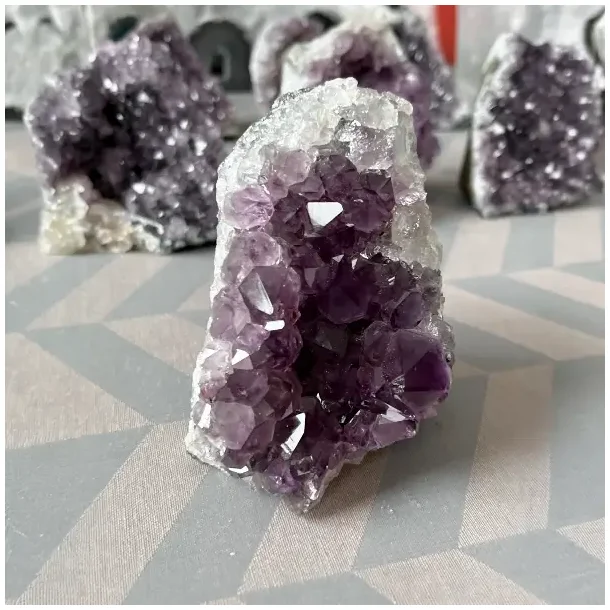 Smuk og unik druzy ametystklynge � 523 g r� krystal fra Uruguay 10 x 7,5 cm