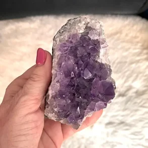 Smuk og unik druzy ametystklynge � 523 g r� krystal fra Uruguay 10 x 7,5 cm