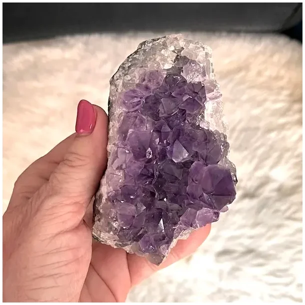 Smuk og unik druzy ametystklynge � 523 g r� krystal fra Uruguay 10 x 7,5 cm