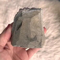 Smuk og unik druzy ametystklynge � 338 g r� krystal fra Uruguay 7,5 x 6,7 cm