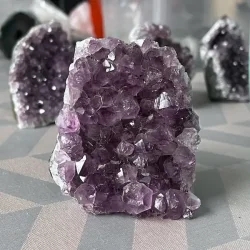 Smuk og unik druzy ametystklynge � 338 g r� krystal fra Uruguay 7,5 x 6,7 cm