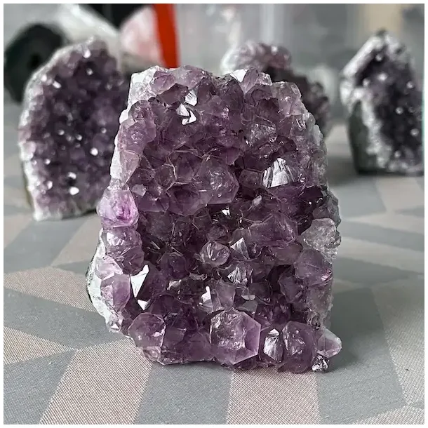 Smuk og unik druzy ametystklynge � 338 g r� krystal fra Uruguay 7,5 x 6,7 cm