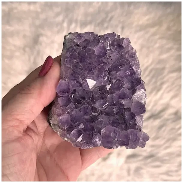 Smuk og unik druzy ametystklynge � 338 g r� krystal fra Uruguay 7,5 x 6,7 cm