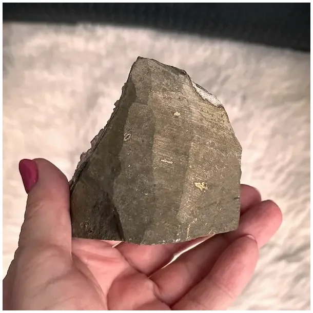 Smuk og unik druzy ametystklynge � 243 g r� krystal fra Uruguay 7,7 x 7,4 cm