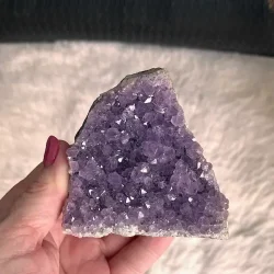 Smuk og unik druzy ametystklynge � 243 g r� krystal fra Uruguay 7,7 x 7,4 cm