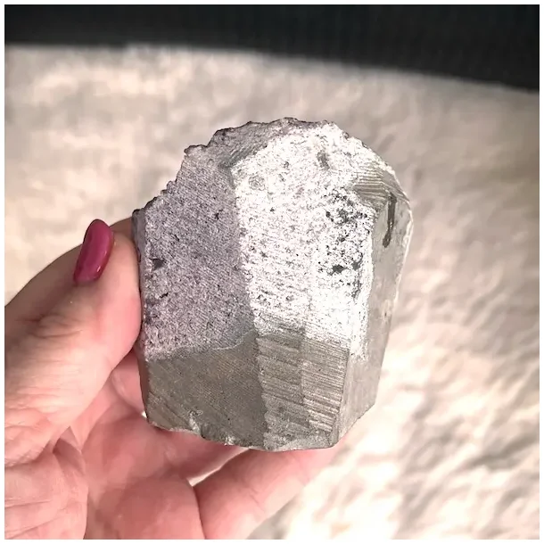 Smuk og unik druzy ametystklynge � 289 g r� krystal fra Uruguay 6,7 x 6,1 cm