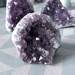 Smuk og unik druzy ametystklynge � 289 g r� krystal fra Uruguay 6,7 x 6,1 cm