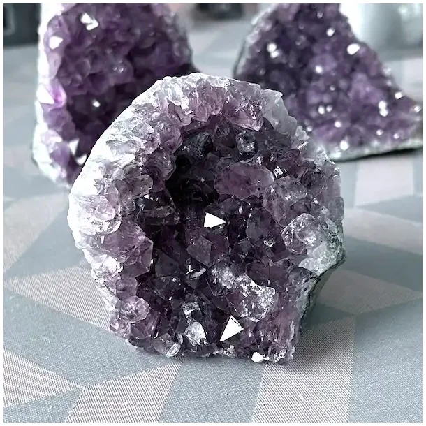 Smuk og unik druzy ametystklynge � 289 g r� krystal fra Uruguay 6,7 x 6,1 cm