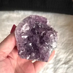Smuk og unik druzy ametystklynge � 289 g r� krystal fra Uruguay 6,7 x 6,1 cm