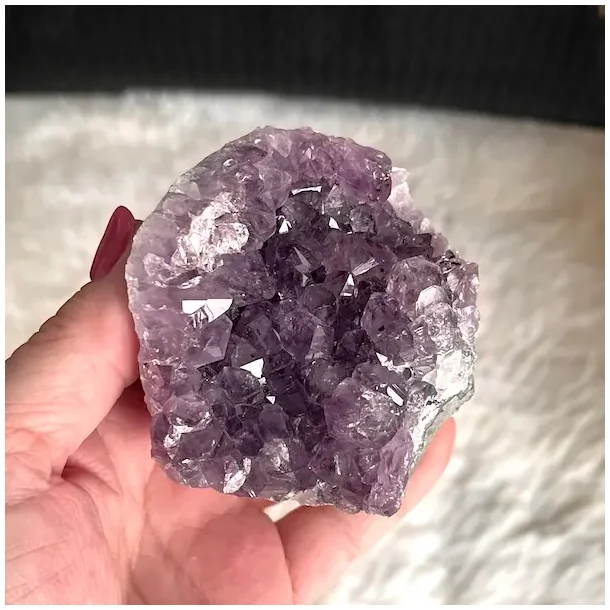 Smuk og unik druzy ametystklynge � 289 g r� krystal fra Uruguay 6,7 x 6,1 cm