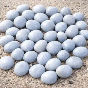 Angelit lommesten lysebl� polerede krystaller