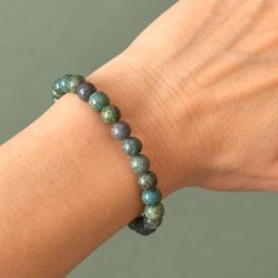 Rubin-safir-armb�nd med 6 mm stenperler b�ret om h�ndleddet.
