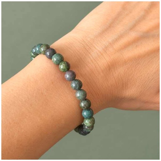 Rubin-safir-armb�nd med 6 mm stenperler b�ret om h�ndleddet.