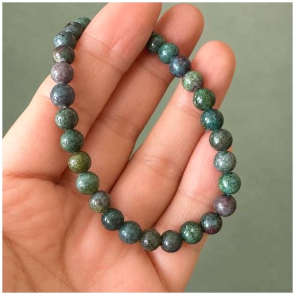 Elastisk rubin-safir-armb�nd med naturlige stenperler vist i h�nden
