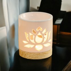 Aromalampe i Hvid Keramik med Lotusblomst  Skab Ro og Afslapning i Dit Hjem