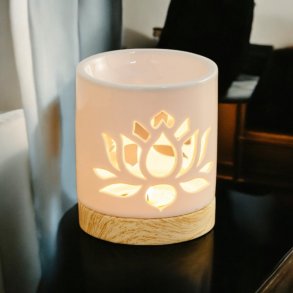 Aromalampe i Hvid Keramik med Lotusblomst  Skab Ro og Afslapning i Dit Hjem