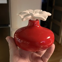 Narcisse Aromadiffuser i Rd Keramik  Elegance og Duft