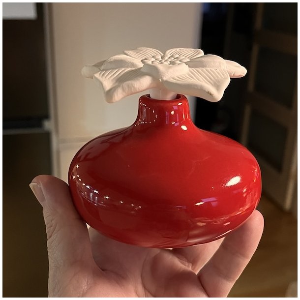 Narcisse Aromadiffuser i Rd Keramik  Elegance og Duft