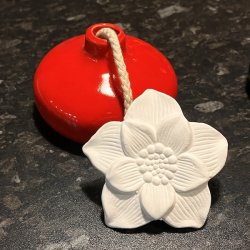 Narcisse Aromadiffuser i Rd Keramik  Elegance og Duft