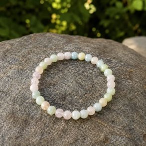 Beryl armb�nd med 6 mm pastelfarvede natursten fotograferet p� sten i naturlige omgivelser