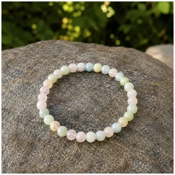 Beryl armb�nd med 6 mm pastelfarvede natursten fotograferet p� sten i naturlige omgivelser