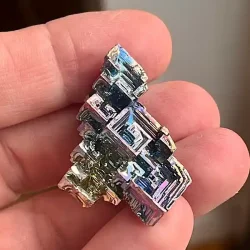 Smuk wismut krystal i regnbuefarver  unik bismut 3,6 x 1,7 cm til energi og dekoration