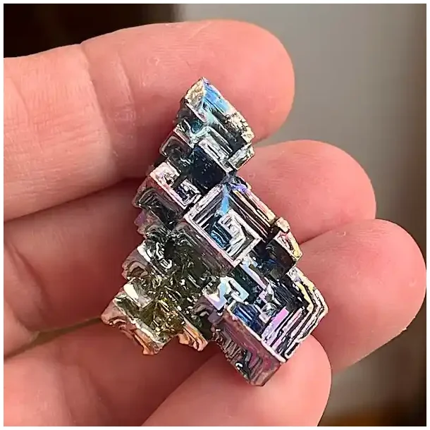 Smuk wismut krystal i regnbuefarver  unik bismut 3,6 x 1,7 cm til energi og dekoration