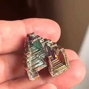 Smuk wismut krystal i regnbuefarver  unik bismut 3 x 2,5 cm til energi og dekoration