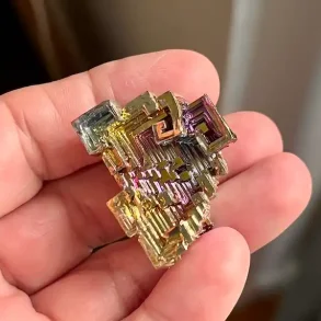 Smuk wismut krystal i regnbuefarver  unik bismut 3,3 x 2,2 cm til energi og dekoration