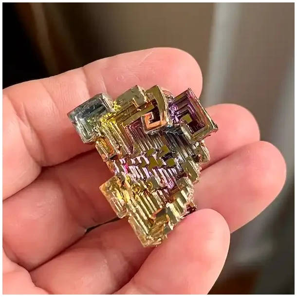 Smuk wismut krystal i regnbuefarver  unik bismut 3,3 x 2,2 cm til energi og dekoration