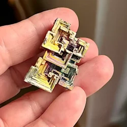Smuk wismut krystal i regnbuefarver  unik bismut 3,3 x 2,2 cm til energi og dekoration