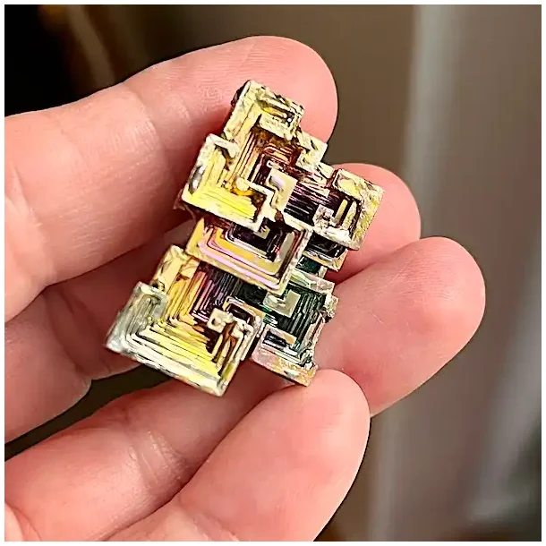 Smuk wismut krystal i regnbuefarver  unik bismut 3,3 x 2,2 cm til energi og dekoration