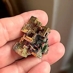 Smuk wismut krystal i regnbuefarver  unik bismut 3,3 x 2,2 cm til energi og dekoration