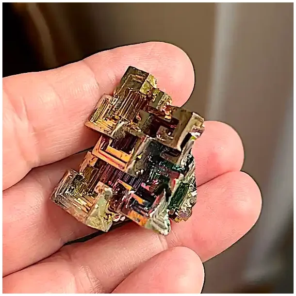 Smuk wismut krystal i regnbuefarver  unik bismut 3,3 x 2,2 cm til energi og dekoration