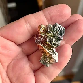 Smuk wismut krystal i regnbuefarver  unik bismut 3,7 x 2,4 cm til energi og dekoration