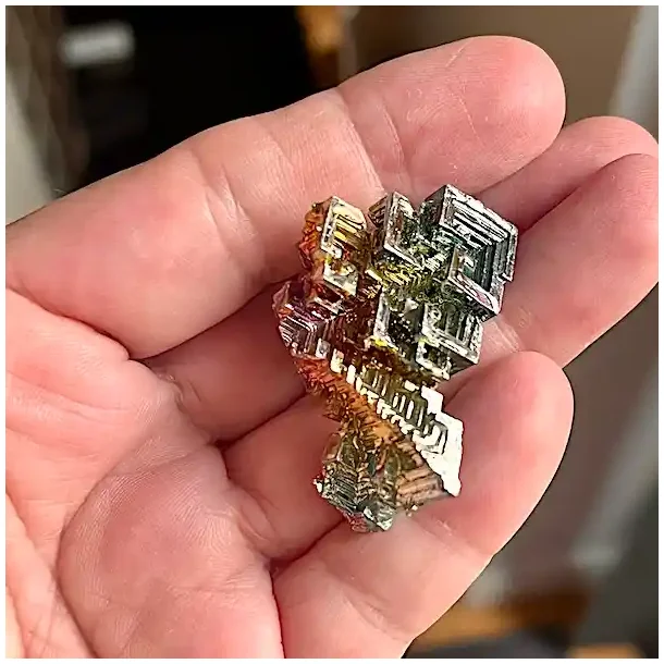 Smuk wismut krystal i regnbuefarver  unik bismut 3,7 x 2,4 cm til energi og dekoration
