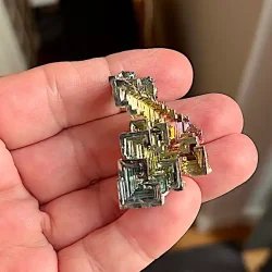 Smuk wismut krystal i regnbuefarver  unik bismut 3,7 x 2,4 cm til energi og dekoration