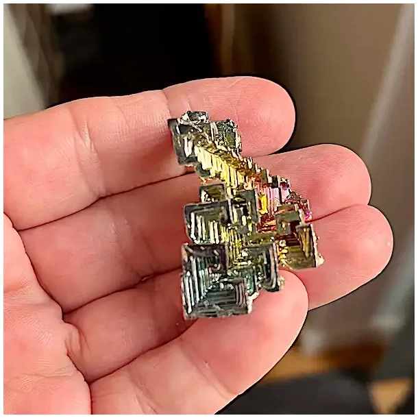 Smuk wismut krystal i regnbuefarver  unik bismut 3,7 x 2,4 cm til energi og dekoration