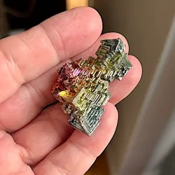 Smuk wismut krystal i regnbuefarver  unik bismut 3,7 x 2,4 cm til energi og dekoration