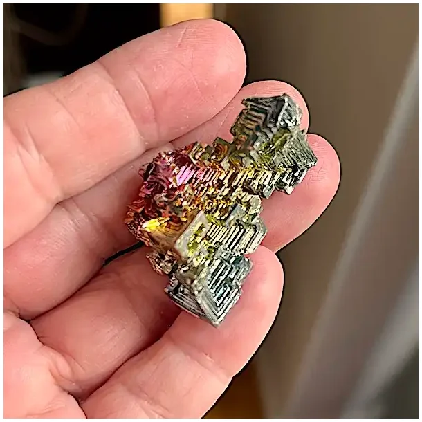 Smuk wismut krystal i regnbuefarver  unik bismut 3,7 x 2,4 cm til energi og dekoration
