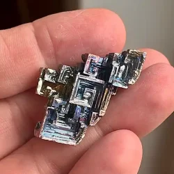 Smuk wismut krystal i regnbuefarver  unik bismut 3,6 x 1,7 cm til energi og dekoration