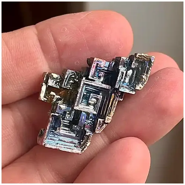 Smuk wismut krystal i regnbuefarver  unik bismut 3,6 x 1,7 cm til energi og dekoration