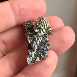 Smuk wismut krystal i regnbuefarver  unik bismut 3,6 x 1,7 cm til energi og dekoration