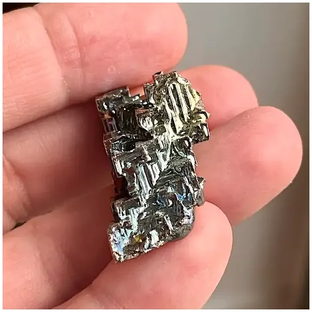 Smuk wismut krystal i regnbuefarver  unik bismut 3,6 x 1,7 cm til energi og dekoration