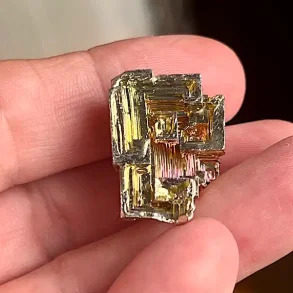 Smuk wismut krystal i pink og gyldne nuancer  unik bismut 2,3 x 2,2 cm til energi og dekoration