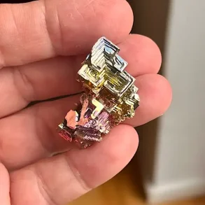 Smuk wismut krystal i regnbuefarver  unik bismut 3,6 x 2 cm til energi og dekoration