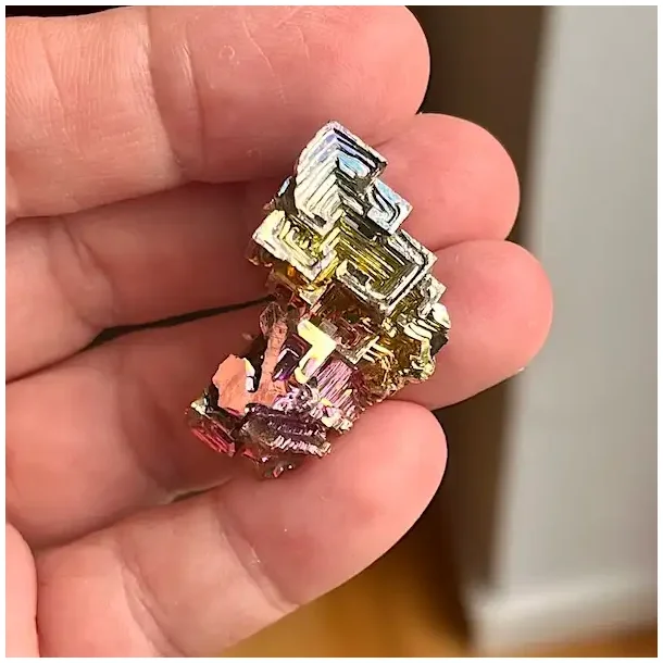 Smuk wismut krystal i regnbuefarver  unik bismut 3,6 x 2 cm til energi og dekoration