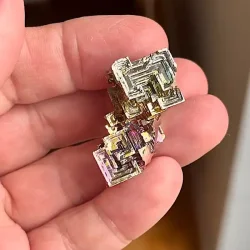 Smuk wismut krystal i regnbuefarver  unik bismut 3,6 x 2 cm til energi og dekoration