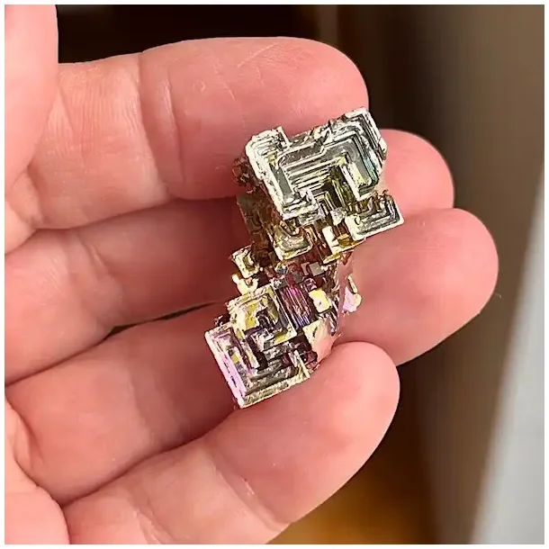 Smuk wismut krystal i regnbuefarver  unik bismut 3,6 x 2 cm til energi og dekoration